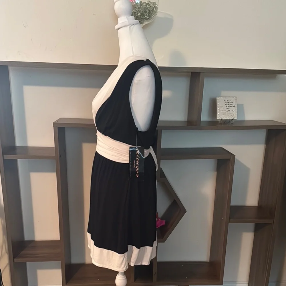 NWT Elegant Black and White Women's Sleeveless Top - Picture 5 of 9